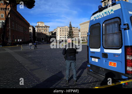 Roma, Italien. 31. Dezember 2016. Polizist in Piazza Venezia © Matteo Nardone/Pacific Press/Alamy Live-Nachrichten Stockfoto