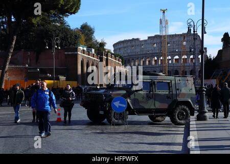 Roma, Italien. 31. Dezember 2016. Italienische Armee Männer bewachen das Kolosseum © Matteo Nardone/Pacific Press/Alamy Live News Stockfoto