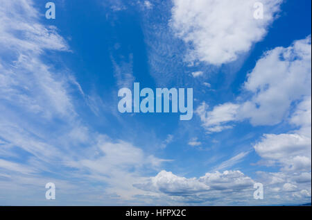 Windbetriebenen Cumulus-Wolken am blauen Himmel, Hintergrund Stockfoto