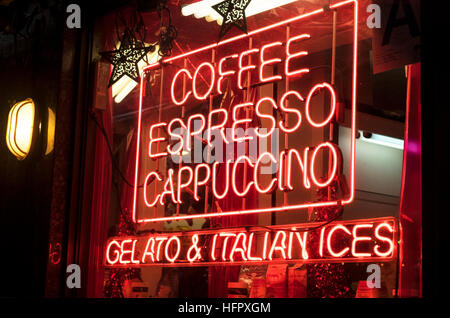 Neon-Schild im Fenster eine Kaffeebar Little Italy in New York City Stockfoto