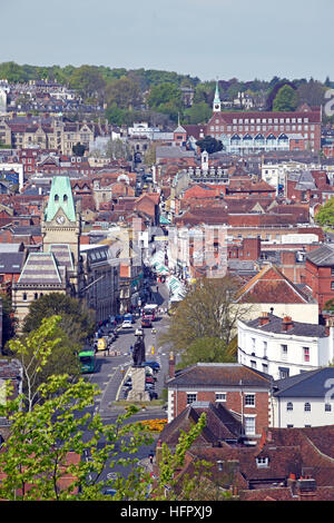 St. Giles Hügel mit Blick auf König Alfreds Statue, die Kathedrale und die City High Street. In Winchester Hampshire, Stockfoto