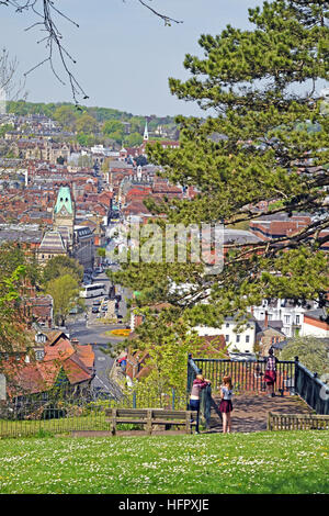 St. Giles Hügel mit Blick auf König Alfreds Statue, die Kathedrale und die City High Street. In Winchester Hampshire, Stockfoto