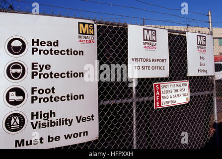 Website Sicherheit Bauschild - Regeln und Vorschriften für den Schutz der Arbeitnehmer geschrieben am Zaun auf Baustelle arbeiten Stockfoto