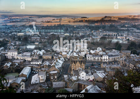 Frostigen Wintermorgen, Blick auf den Markt Stadt niederzulassen und Dorf Giggleswick, North Yorkshire, UK. Stockfoto