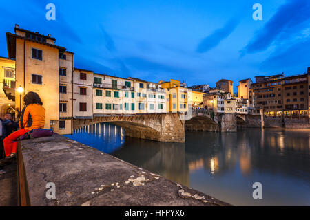 Die Brücke besteht aus drei Segmentbögen Kreuz über Fluss Arno in Florenz, Italien Stockfoto