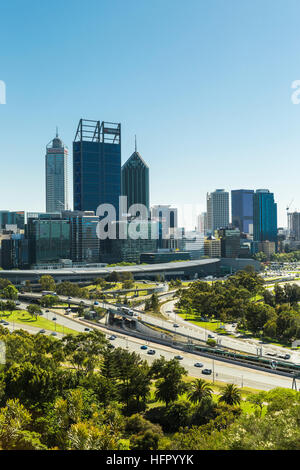 Blick auf den zentralen Geschäftsbezirk und Swan River Waterfront vom Kings Park, Perth, Western Australia, Australien Stockfoto