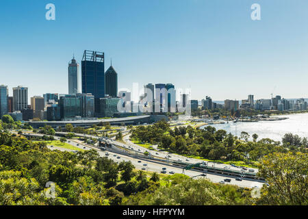 Blick auf den zentralen Geschäftsbezirk und Swan River Waterfront vom Kings Park, Perth, Western Australia, Australien Stockfoto