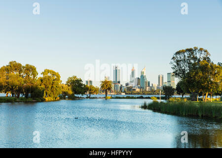 Blick über St James Mitchell Park und den Swan River, die Skyline der Stadt in der Dämmerung, Perth, Western Australia, Australien Stockfoto