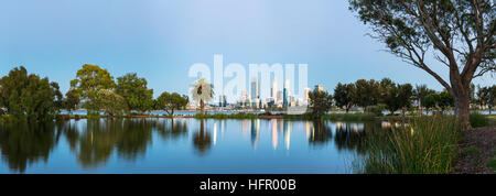 Blick über St James Mitchell Park und den Swan River, die Skyline der Stadt in der Dämmerung, Perth, Western Australia, Australien Stockfoto