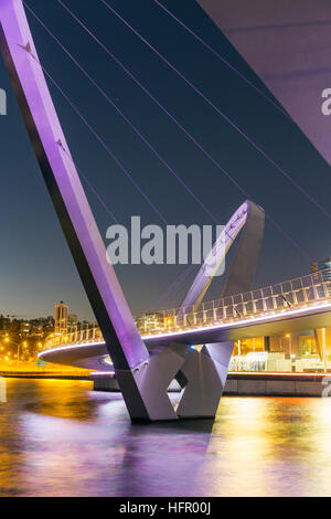 Die Elizabeth Quay-Brücke auf dem Swan River beleuchtet in der Dämmerung, Perth, Western Australia, Australien Stockfoto