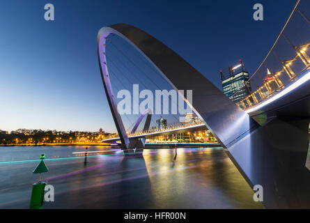 Fähre Lichter Unterquerung der beleuchteten Elizabeth Quay-Brücke in der Dämmerung, Perth, Western Australia, Australien Stockfoto