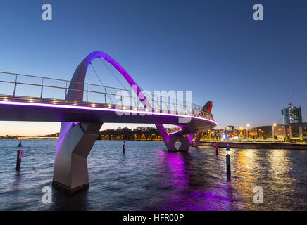 Die Elizabeth Quay-Brücke auf dem Swan River beleuchtet in der Dämmerung, Perth, Western Australia, Australien Stockfoto