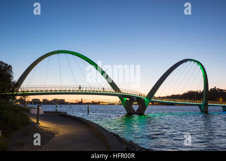 Die Elizabeth Quay-Brücke auf dem Swan River beleuchtet in der Dämmerung, Perth, Western Australia, Australien Stockfoto