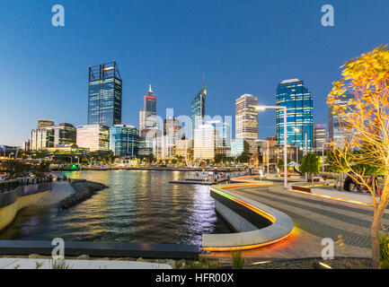 Die Wasser-Bezirk von Elizabeth Quay beleuchtet Twilght mit der Skyline der Stadt darüber hinaus, Perth, Western Australia, Australien Stockfoto