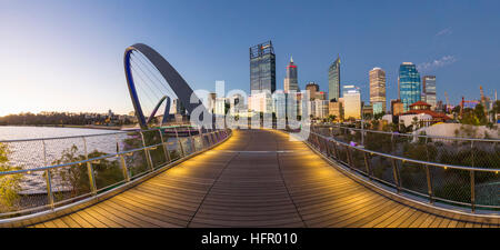 Twilight-Blick entlang der Elizabeth Quay Fußgängerbrücke, die Skyline der Stadt darüber hinaus, Perth, Western Australia, Australien Stockfoto