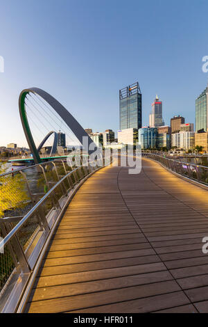 Twilight-Blick entlang der Elizabeth Quay Fußgängerbrücke, die Skyline der Stadt darüber hinaus, Perth, Western Australia, Australien Stockfoto