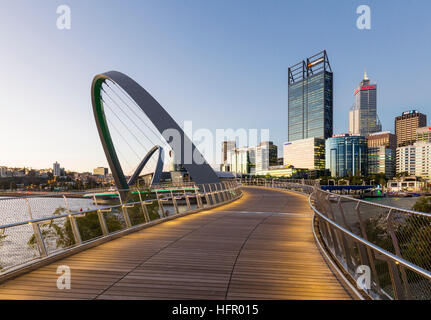 Twilight-Blick entlang der Elizabeth Quay Fußgängerbrücke, die Skyline der Stadt darüber hinaus, Perth, Western Australia, Australien Stockfoto