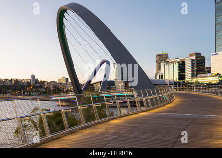 Twilight-Blick entlang der Elizabeth Quay Fußgängerbrücke, Perth, Western Australia, Australien Stockfoto