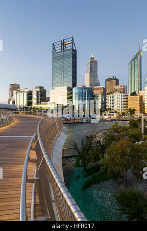 Twilight-Blick entlang der Elizabeth Quay Fußgängerbrücke, die Skyline der Stadt darüber hinaus, Perth, Western Australia, Australien Stockfoto