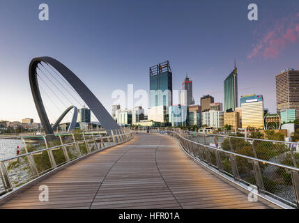 Twilight-Blick entlang der Elizabeth Quay Fußgängerbrücke, die Skyline der Stadt darüber hinaus, Perth, Western Australia, Australien Stockfoto