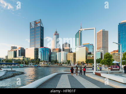 Blick über an der Waterfront Bezirk von Elizabeth Quay auf die Skyline der Stadt darüber hinaus, Perth, Western Australia, Australien Stockfoto