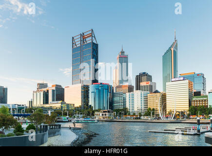 Blick über an der Waterfront Bezirk von Elizabeth Quay auf die Skyline der Stadt darüber hinaus, Perth, Western Australia, Australien Stockfoto