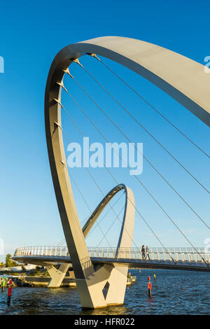 Die Elizabeth Quay Fußgängerbrücke am Swan River bei Sonnenuntergang, Perth, Western Australia, Australien Stockfoto