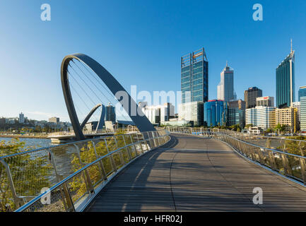 Blick entlang der Elizabeth Quay Fußgängerbrücke, die Skyline der Stadt darüber hinaus, Perth, Western Australia, Australien Stockfoto