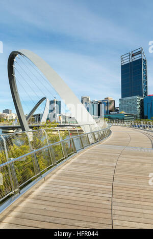 Blick entlang der Elizabeth Quay Fußgängerbrücke, die Skyline der Stadt, Perth, Western Australia, Australien Stockfoto