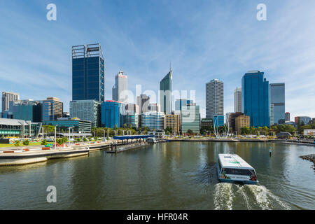 Swan River Fähre angekommen Elizabeth Quay Fährhafen mit der Skyline der Stadt über.  Perth, Western Australia, Australien Stockfoto