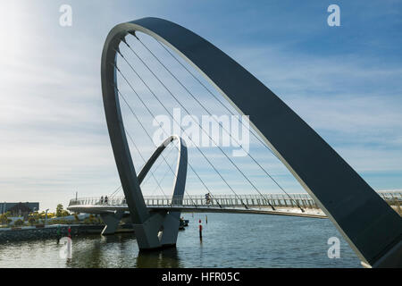 Am frühen Morgen Radfahrer und Wanderer über die Fußgängerbrücke Elizabeth Quay, Perth, Western Australia, Australien Stockfoto