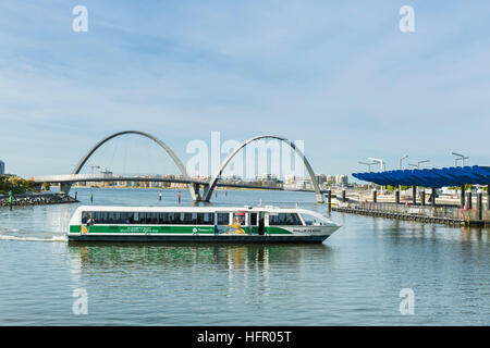 Swan River Fähre angekommen Elizabeth Quay Ferry Terminal mit Elizabeth Quay Fußgängerbrücke über.  Perth, Western Australia, Australien Stockfoto