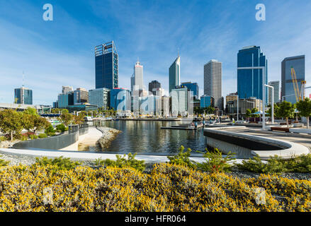 Blick über Elizabeth Quay auf die Skyline der Stadt, Perth, Western Australia, Australien Stockfoto