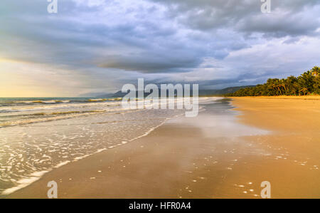 Four Mile Beach bei Sonnenaufgang. Port Douglas, Queensland, Australien Stockfoto