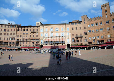 Siena, Italien - 8. September 2016: Piazza del Campo Platz in der Altstadt von Siena in der Toskana, Italien. Nicht identifizierte Personen sichtbar. Stockfoto