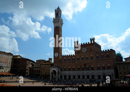 Siena, Italien - 8. September 2016: Piazza del Campo Platz in der Altstadt von Siena in der Toskana, Italien. Nicht identifizierte Personen sichtbar. Stockfoto