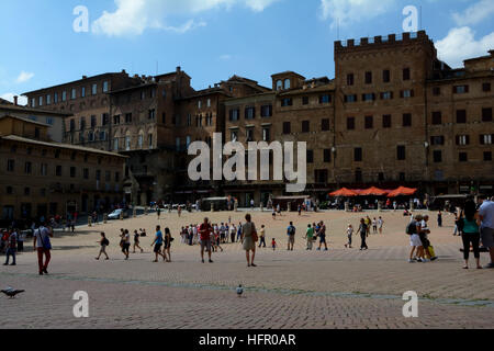 Siena, Italien - 8. September 2016: Piazza del Campo Platz in der Altstadt von Siena in der Toskana, Italien. Nicht identifizierte Personen sichtbar. Stockfoto