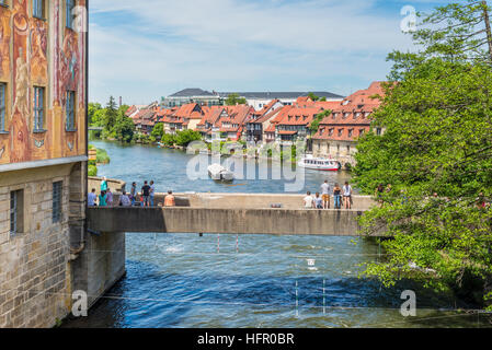 Aufrufen Sie, um die Brücke über den Fluss Regnitz und das historische Rathaus in Bamberg, Upper Franconia, Bayern, senken Stockfoto