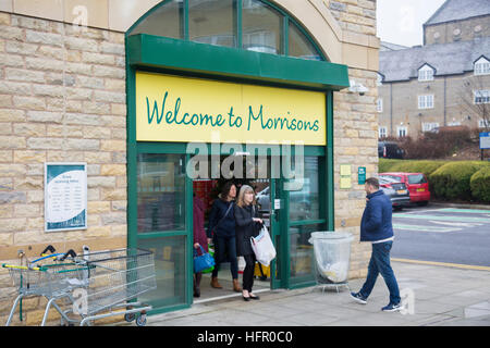 Morrisons Supermarkt Laden Geschäft im Dorf Ramsbottom, Lancashire, England Stockfoto