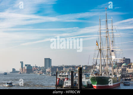 Hamburg, Deutschland - 1. November 2015: Touristen auf die Landungsbrücken und die grünen Segel Schiff Rickmer Rickmers Stockfoto