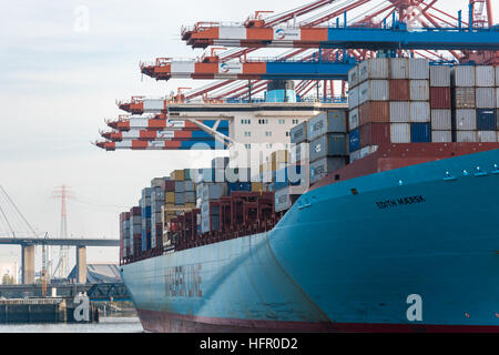 Hamburg, Deutschland - 1. November 2015: Containerschiff bearbeiten Stockfoto