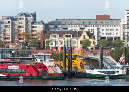 Hamburg, Deutschland - 1. November 2015: Touristische Boote sind am Kai bereit für ihre nächste tour Stockfoto