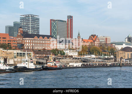 Hamburg, Deutschland - 1. November 2015: Viele Touristen bevölkern den berühmten Landungsbrücken und der Hafen Attraktionen genießen Stockfoto