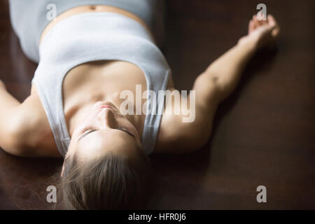 Shavasana Yoga-Haltung auf dem Boden Stockfoto