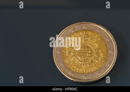 2 Euro Gedenkmünze anlässlich den 10. Jahrestag des Euro als Währung, Münze von Slowenien ausgestellt Stockfoto