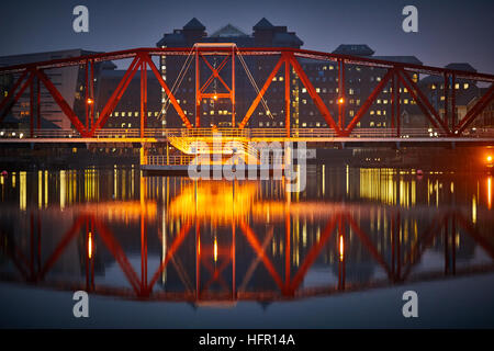 Manchester Salford Quays Docks Becken show Detroit Brücke Abend Dämmerung Dawn Flutlicht Reflexionen rote Regeneration Schlafbereich Stockfoto