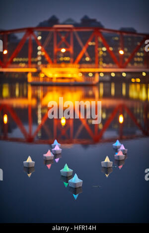 Manchester Salford Quays Docks Becken Reise durch Äther & Hemera Merkmale zeigen insgesamt 198 Origami-Boote, die auf dem Wasser im Dock 9 schwimmt. T Stockfoto