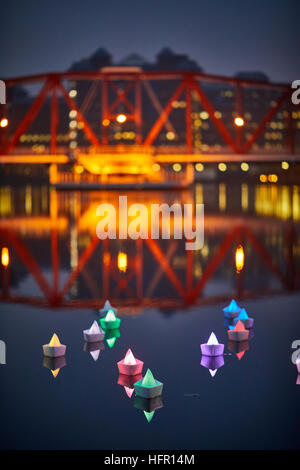 Manchester Salford Quays Docks Becken Reise durch Äther & Hemera Merkmale zeigen insgesamt 198 Origami-Boote, die auf dem Wasser im Dock 9 schwimmt. T Stockfoto