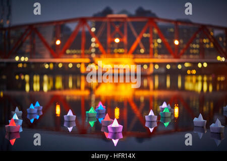 Manchester Salford Quays Docks Becken Reise durch Äther & Hemera Merkmale zeigen insgesamt 198 Origami-Boote, die auf dem Wasser im Dock 9 schwimmt. T Stockfoto