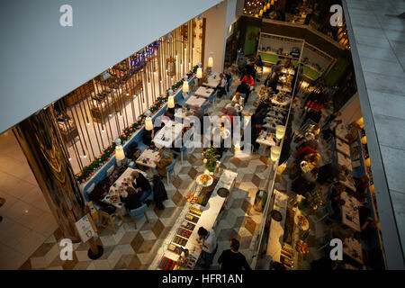 Manchester-Selfridges Interieur des Restaurants sitzen essen viel Essen erhöht Sicht hohen Aussichtspunkt über Ariel Restaurant Essen Essen Essen Essen dri Stockfoto